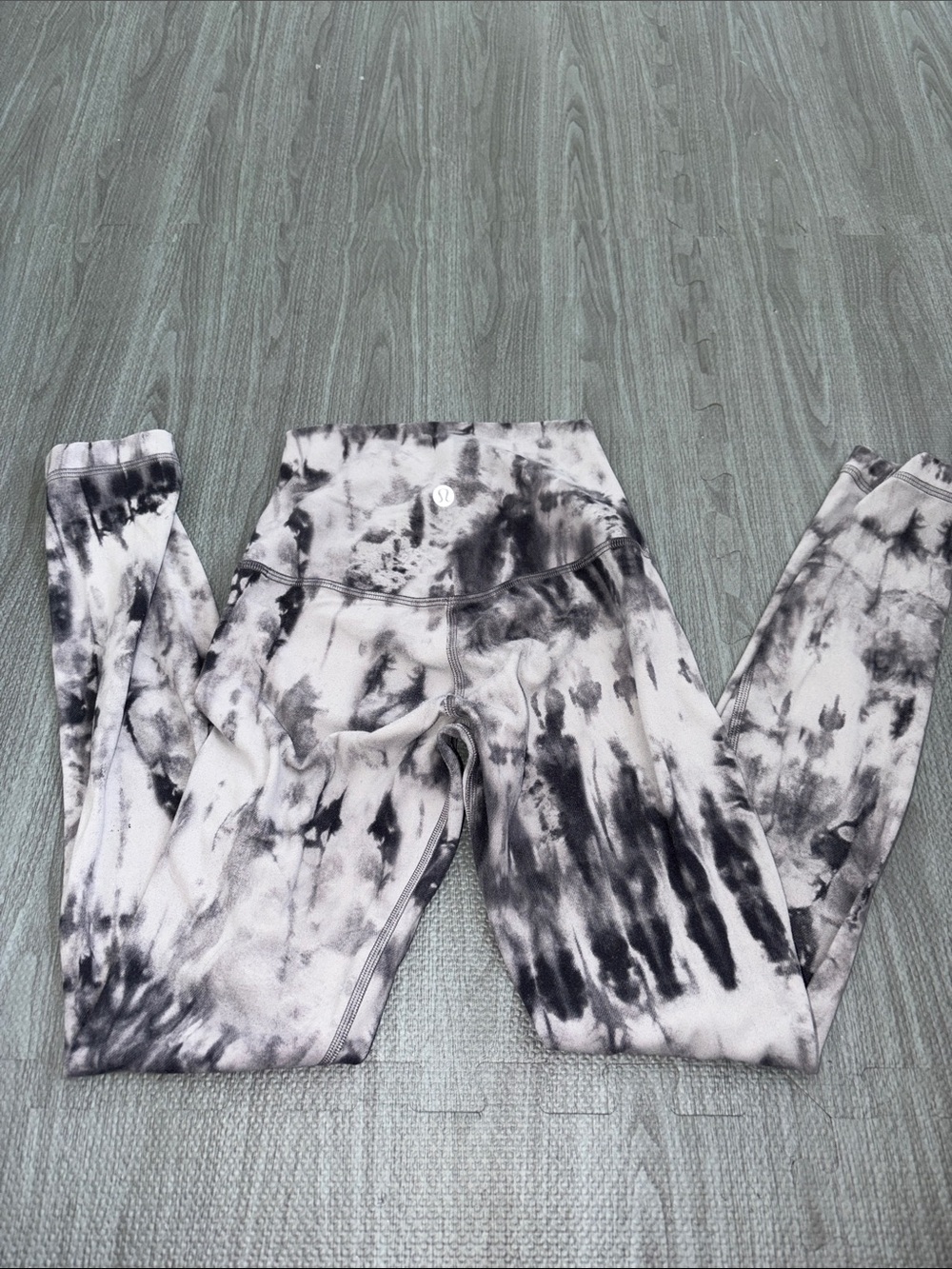 Women’s Lululemon Leggings - Size 0 - Black and White - Picture 4 of 5